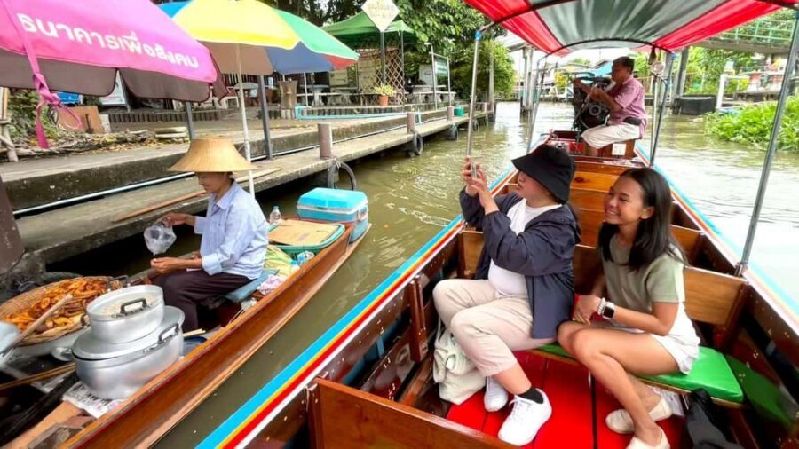 1 Hr Private Bangkok Canal Boat Tour: Traditional Flat Boat - Bangkok Yai, more temple sightings, then back to Wat Mai Yai Nui