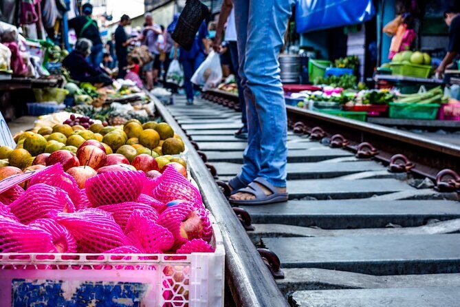 Amphawa Floating Market & Maeklong Railway Train Market Tour - Should you expect Maeklong and Amphawa to feel like the same kind of place?