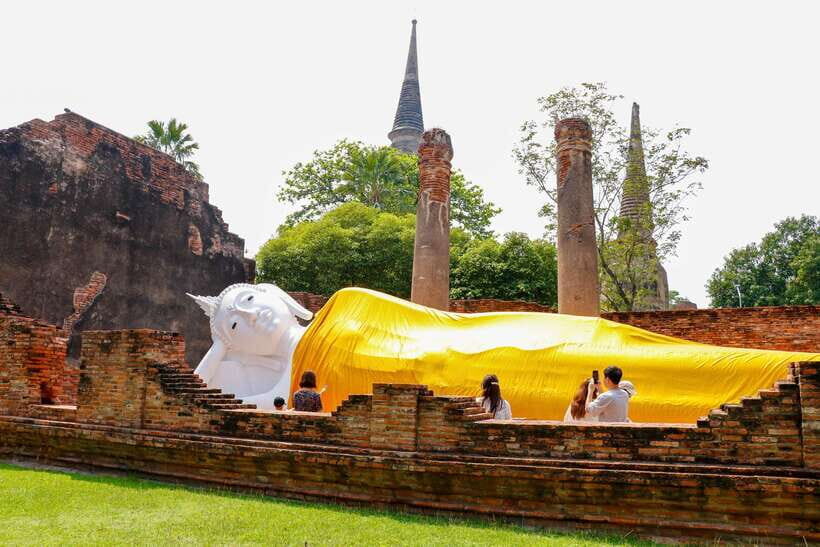 Ayutthaya One Day: Famous Temples & Bang Pa-In Palace Tour - Wat Maha That: chedi drama and the Buddha head in tree roots