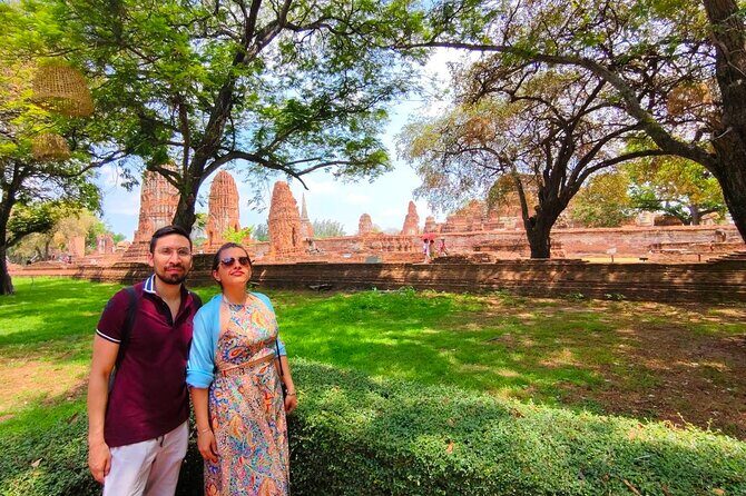 Ayutthaya UNESCO World Heritage Day Tour: Royal Treasures of Siam - Wat Mahathat: the Bodhi tree and the Buddha head moment