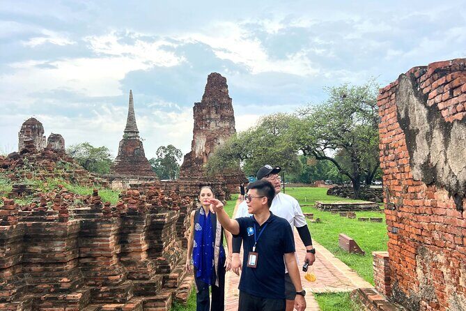 Ayutthaya’s Hidden Gems: Small Group Tour with Car & Local Guide - Wat Mahathat: The Buddha Head in Tree Roots