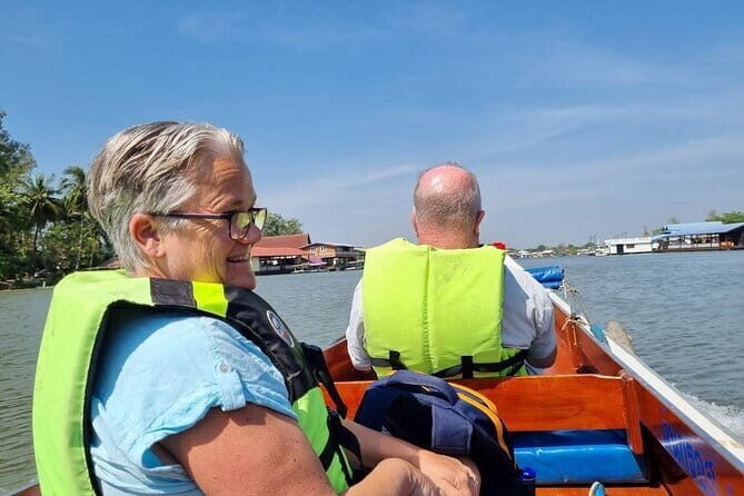 Bangkok: A 4 Hours Tuk Tuk Sightseeing Tour At Iconic Landmarks - How the guide makes (or breaks) this kind of tour