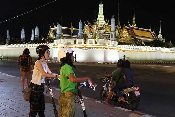 Bangkok at Night by Electric Scooter - Tha Tien and Wat Pho: history while you’re still moving