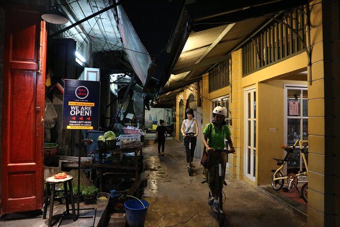 Bangkok at Night by Electric Scooter - Pak Khlong Talat at night: flowers you can smell and photograph