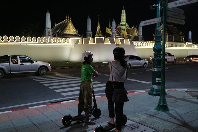 Bangkok at Night by Electric Scooter - Wat Prayurawongsawat Worawihan: the white stupa finish
