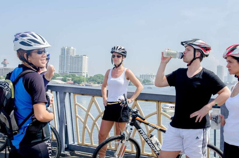 Bangkok: Backstreets and Historic Temples Bike Tour - Temples and sacred images: quiet stops inside an active city
