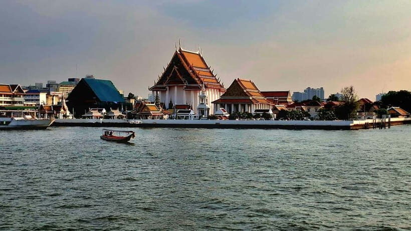 Bangkok : Chaophraya Booze Cruise – Drinks Onboard - Common Gotchas: Cash, No Commentary, and Music Energy