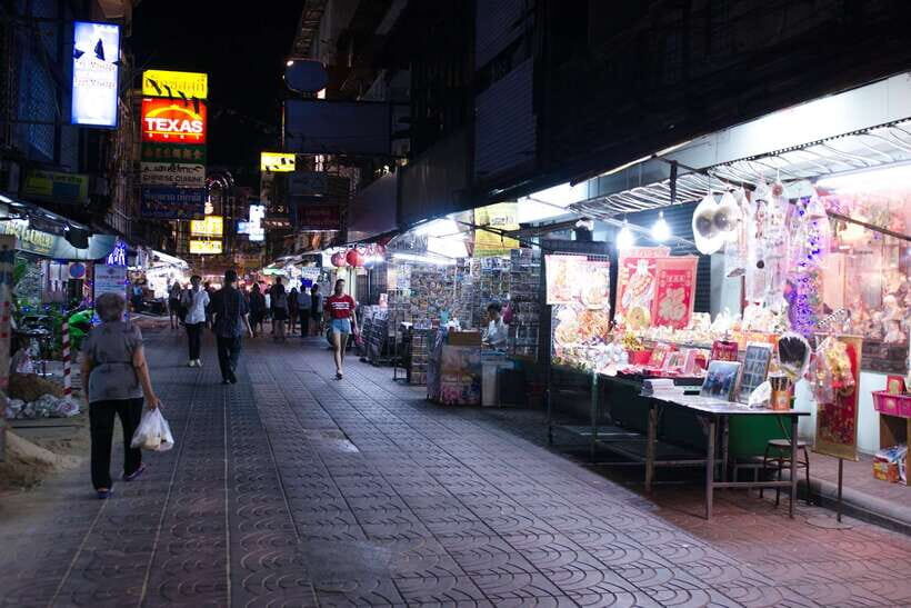 Bangkok: Chinatown Night Food Tour - Between bites: stories, landmarks, and the Thai-Chinese neighborhood logic