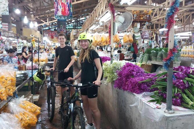 Bangkok City Bike Tour - Hotel-pickup & Lunch - Stop 1: Talad Noi Wall Art in a Riverside Heritage District