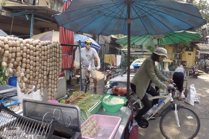Bangkok City Culture Tour by Bike - Lumpini Park: shade, Tai Chi, and monitor lizards