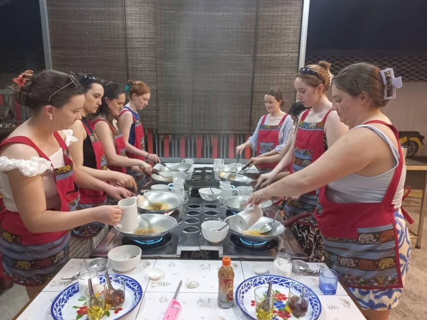 Bangkok: Cook authentic Thai food with Smart Cook - Step into a 100+ year teak home kitchen (indoors and outdoors)