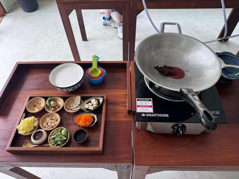 Bangkok: Cooking Class + Tuk Tuk Ride + Market Tour - Inside the kitchen: spacious stations and clear, step-by-step teaching