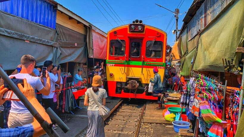 Bangkok: Damnoen Saduak and Mae Klong Train Markets - Getting Out of Bangkok Without Losing the Day