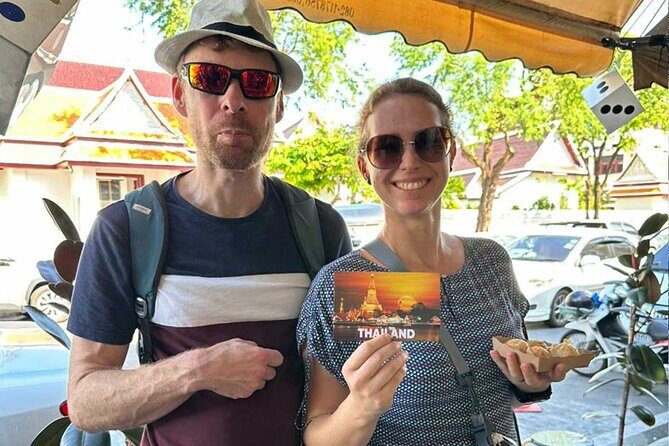 Bangkok Day Tour: Food, Temple & Tuk-Tuk - Thai Dessert Time at นัฐพรไอศครีมกะทิสด: A Cooling Break That Feels Very Bangkok