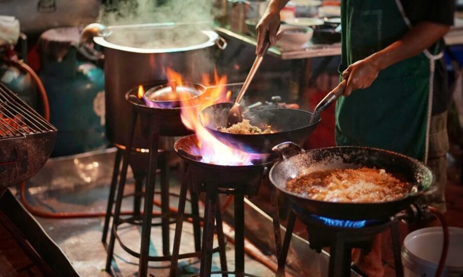 Bangkok: Discover a Taste of Chinatown – 2 Hr Walking Tour - Pa Tong Go Savoey: the crispy snack stop that makes the walk worth it