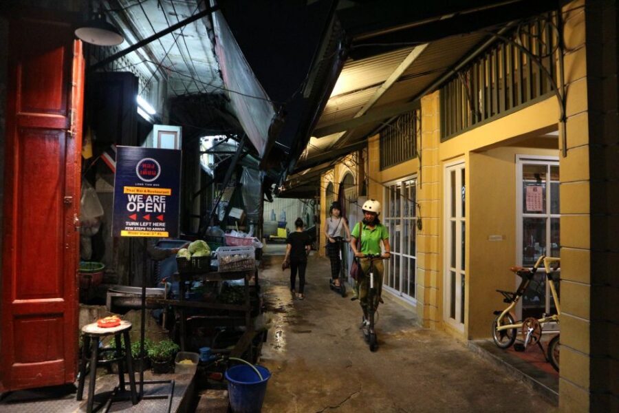 Bangkok: E-Scooter Night Tour with Local Street Food - Chao Phraya ferry crossing: a quick change of perspective