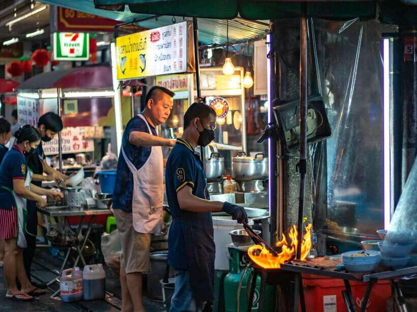 Bangkok: Evening Tour with Wat Arun, Wat Pho & Tuk Tuk Ride - Tuk-Tuk to Yaowarat: Street Food Time in Chinatown