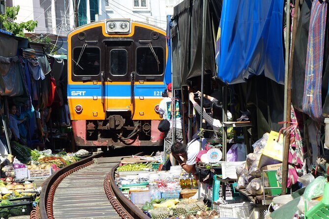 Bangkok: Floating Market and Train Tour with Guide in Spanish and English - The short transfer to Damnoen Saduak: how that ride shapes your day