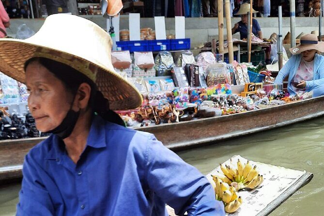 Bangkok: Floating Market and Train Tour with Guide in Spanish and English - Stop 4: Damnoen Saduak Floating Market by long-stern boat