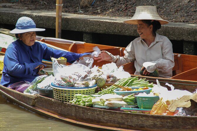 Bangkok: Floating Market and Train Tour with Guide in Spanish and English - The guide experience: what to listen for, not just what to see