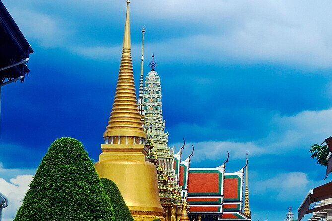 Bangkok Grand Palace and Temples Private Tour - Wat Pho and the Reclining Buddha: tradition you can feel up close