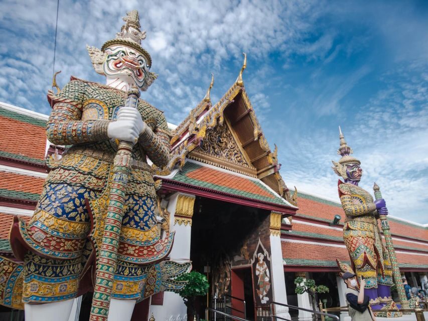 Bangkok: Grand Palace and Wat Arun Guided Walking Tour - Inside the Grand Palace: Wat Phra Kaew and the Emerald Buddha