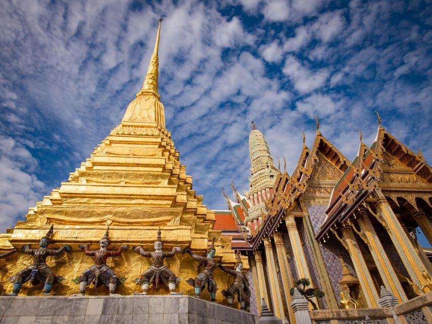 Bangkok: Grand Palace and Wat Phra Kaew Guided Walking Tour - Guide quality: why the best part is often the person holding the group together