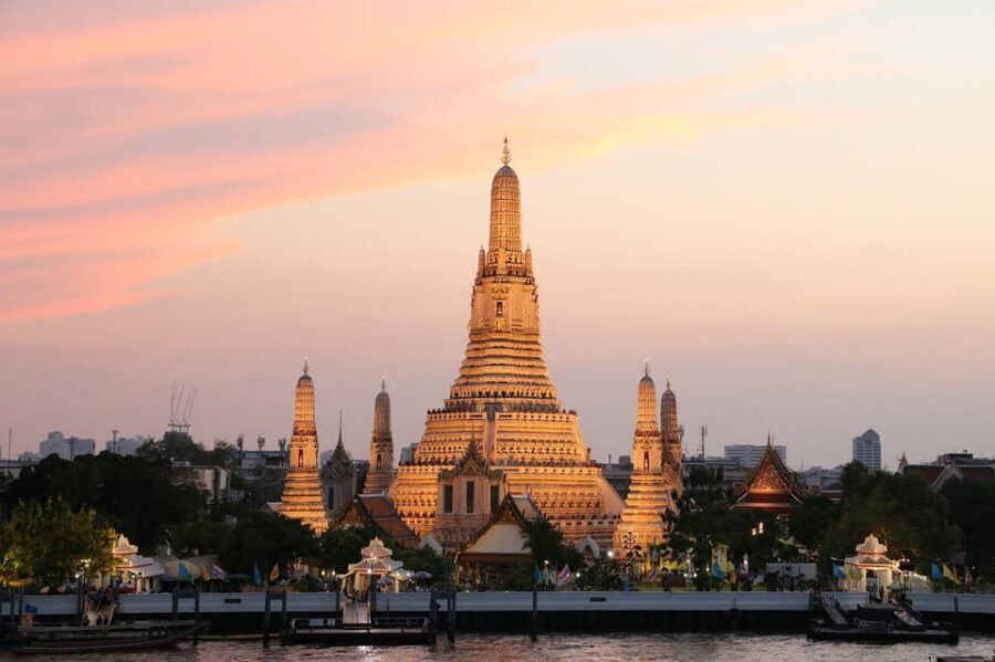 Bangkok: Grand Palace, Wat Pho & Wat Arun Tour in Italian - Wat Pho after the palace: tuk-tuk hops and the Reclining Buddha