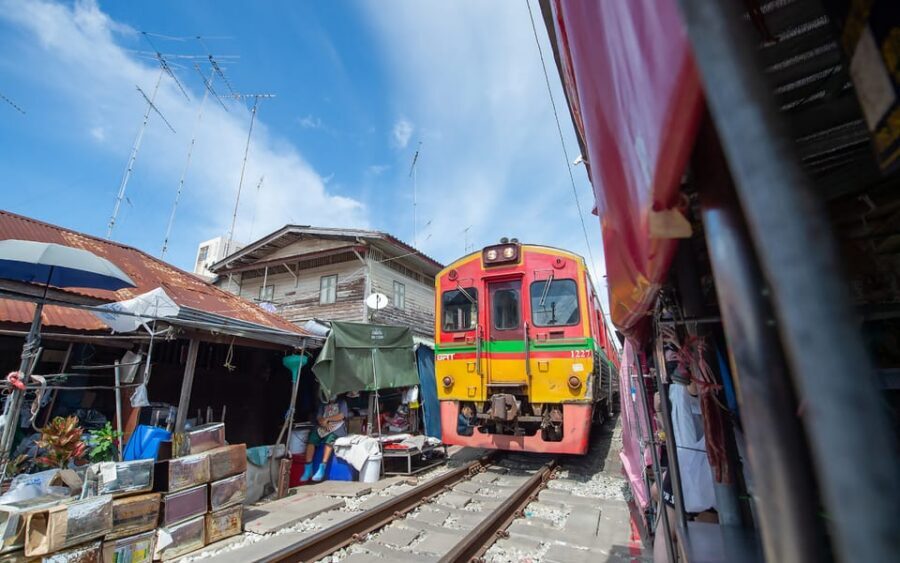 Bangkok: Maeklong Railway Market and Amphawa Floating Market - Quick hits before you go