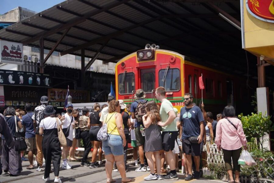 Bangkok: Maeklong Railway Market & Floating Market Tour - Food, fruit, and snacks: how to enjoy without overspending