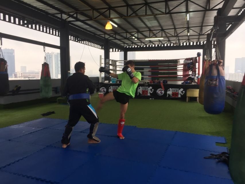 Bangkok: Muay Thai Boxing Class for Beginners - English coaching support: translators and instructors you may meet