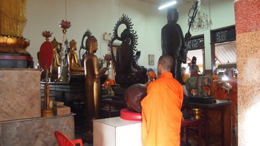 Bangkok: Must things to see in China town, Small group - Food and coffee breaks: snack tastings plus local lunch