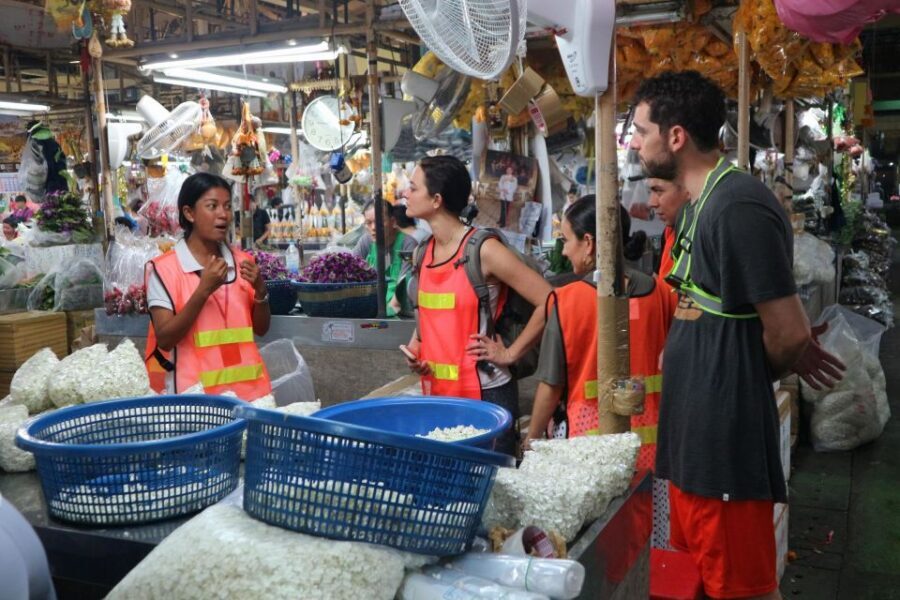 Bangkok: Night Bike Ride and Dinner at a Local Restaurant - Wat Pho, Grand Palace Area, and More Temple Photo Stops
