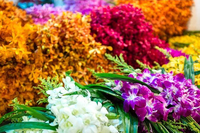 Bangkok: Night Bike Tour with Temples & Flower Market Visit - Pak Khlong Talat Flower Market: Where Bangkok Smells Like Night