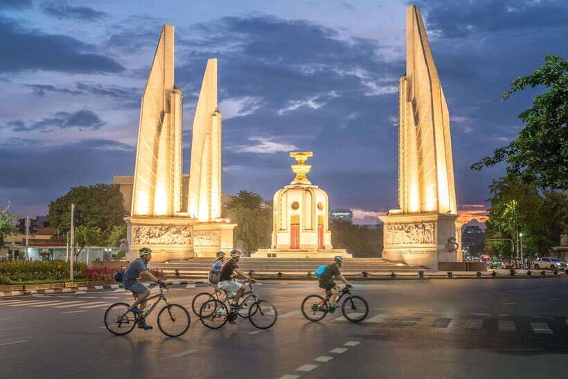 Bangkok: Night Bike Tour with Temples & Flower Market Visit - Wat Suthat and Sao Ching Cha (Giant Swing): the Dramatic Finish