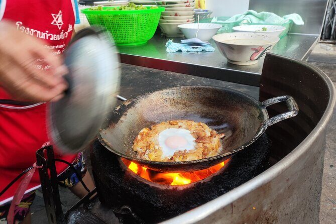 Bangkok Night Eats by Tuk Tuk - Hotel-pickup & Dinner - Stop 2: Ban That Thong Road night market food street