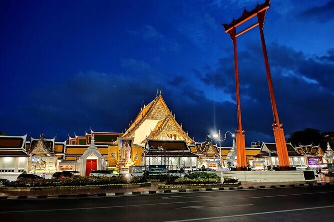 Bangkok Night Eats by Tuk Tuk - Hotel-pickup & Dinner - The guide matters more than you think: what Su and T signal