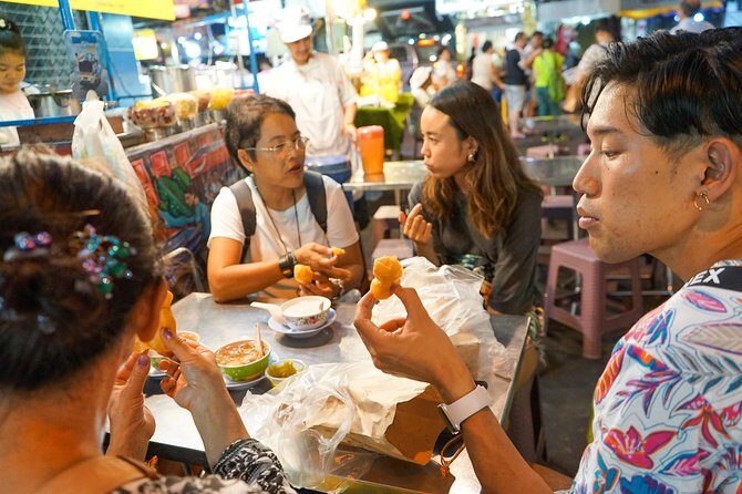 Bangkok Night Michelin Foodie Tour in Chinatown with 15+ tastings - Guides and group energy: what the small-group format changes