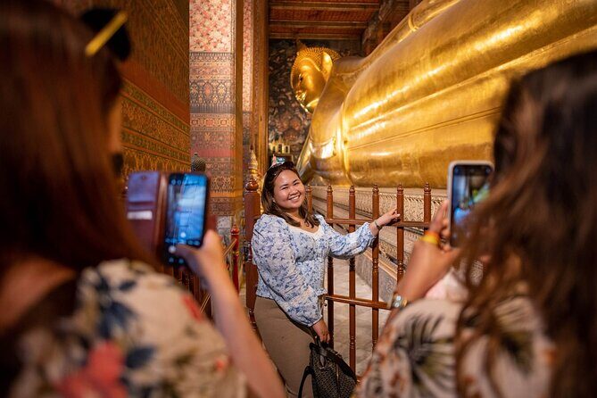 Bangkok Night Tour: Wat Arun, Wat Pho, Chinatown & Tuk Tuk Ride - Maha Rat Road: a quick pre-temple orientation break