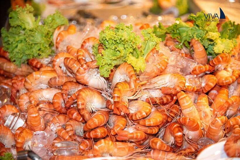 Bangkok: Noah 6 Stars Luxury Chaophraya River Dinner Cruise - The buffet setup: 30+ dishes, sushi and seafood, and the crowd reality
