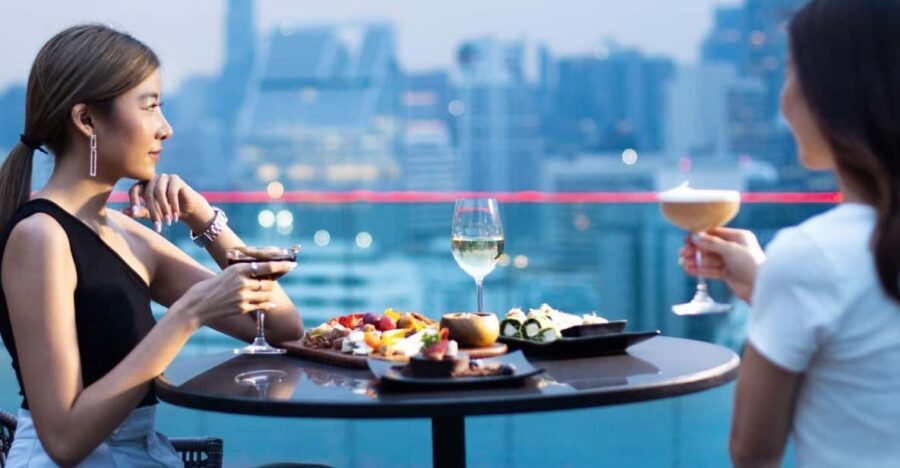 Bangkok: RedSquare Rooftop Bar at Novotel Sukhumvit 4 - Live DJ and music: timing your night for the mood