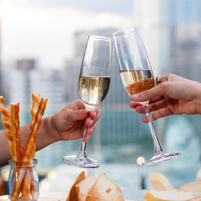 Bangkok: RedSquare Rooftop Bar at Novotel Sukhumvit 4 - Practical tips: what to wear, what to know about rules, and timing