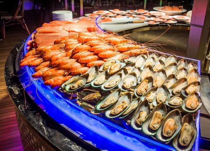 Bangkok: Royal Princess River Dinner Cruise with Live Music - Chao Phraya at night: why these views work for a 90–120 minute plan