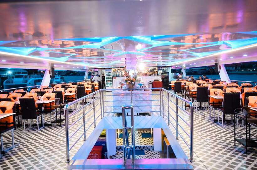Bangkok: Smile Riverside Dinner Cruise - The buffet dinner and seafood: what to expect from the meal