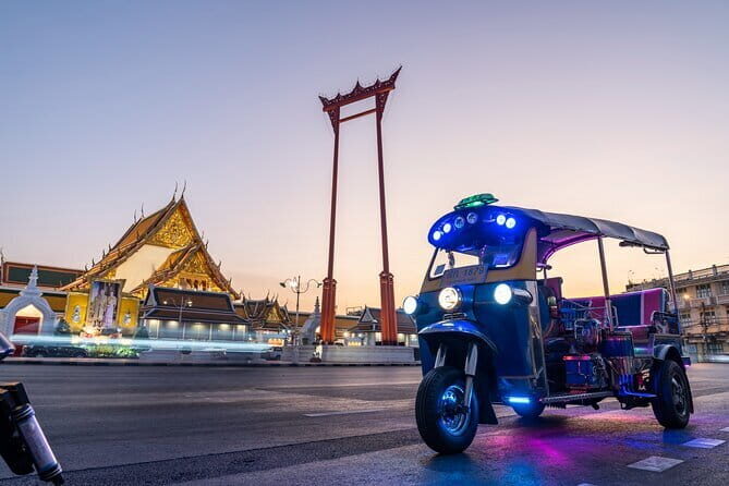 Bangkok : Sunset Food tour by Tuk Tuk boat with big Buddha view - Tuk-tuk night streets: temple stories in the background
