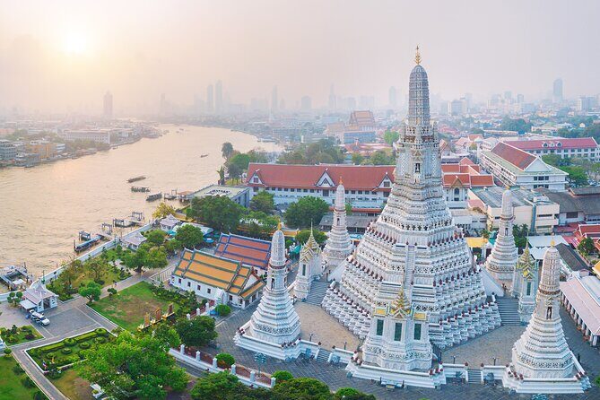 Bangkok: The Grand Palace, Wat Pho, and Wat Arun Walking Tour - The Guide Makes or Breaks the Day