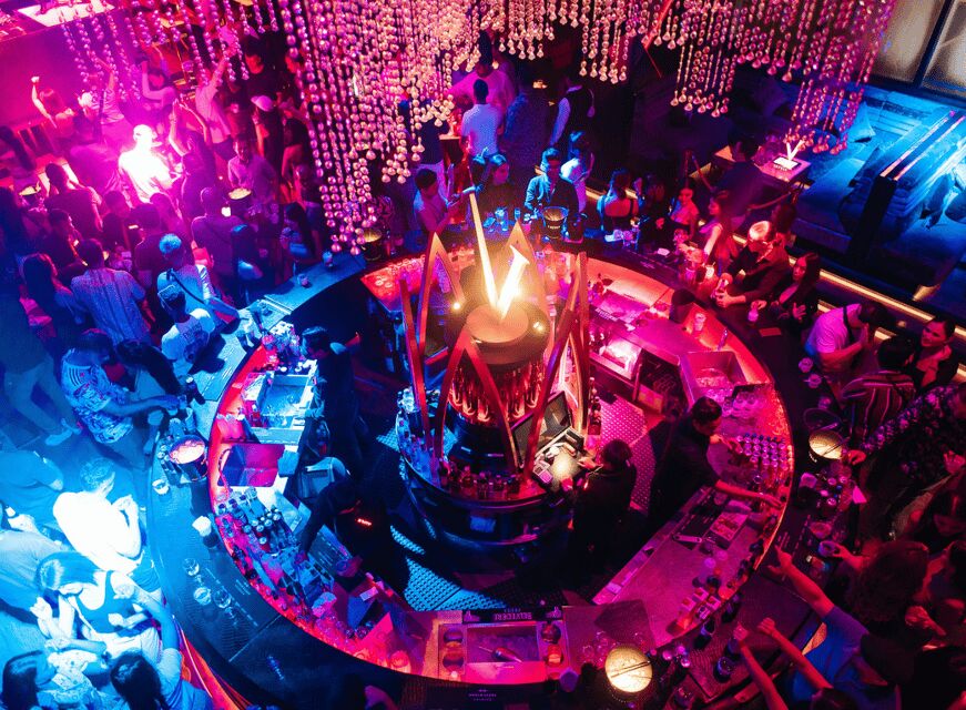 Bangkok: The Speakeasy, Rooftop & Iconic Venues Pub Crawl - Dinner with Strangers at 18:30: meet people before the crowd