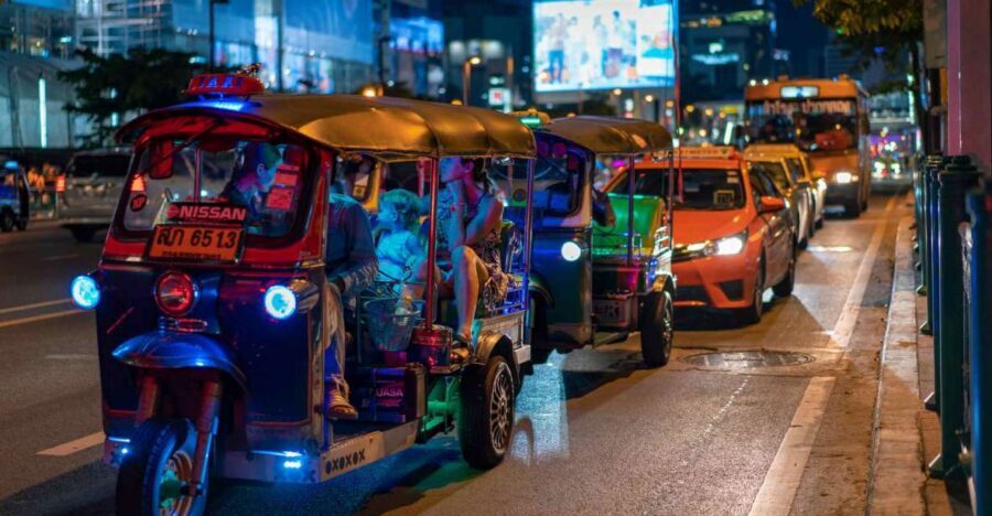Bangkok: Travstore Original Bangkok Discovery Tour - Wat Saket and the Golden Mount sunset window