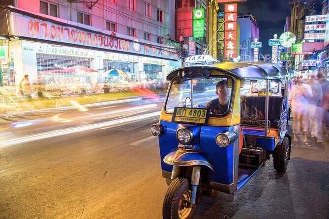 Bangkok Tuk-Tuk Tour by Night with Chinatown Street Food Meal - Stop 1: Wat Arun at night, reached the smart way (by express boat)