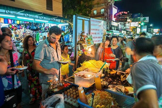 Bangkok Tuk Tuk Tour - Hotel-pickup & Dinner - Passing the illuminated icons: Grand Palace, Giant Swing, Metal Castle